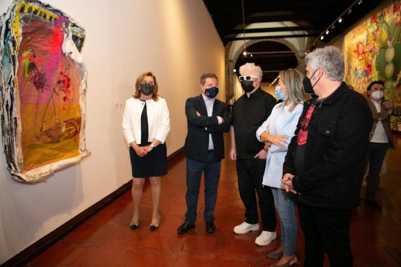 Conoce Castilla-La Mancha-García-Page inaugura la muestra ‘Pintura’, de los artistas Jorge Galindo y Pedro Almodóvar