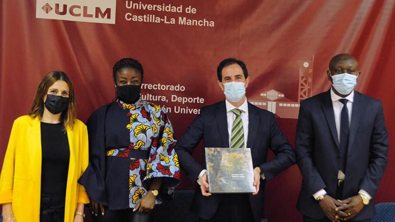 Conoce Castilla-La Mancha-La UCLM dona 1.500 ejemplares a la Asociación de Mujeres Hispanohablantes de Costa de Marfil