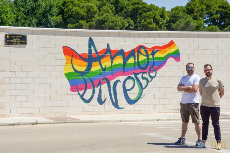 Conoce Castilla-La Mancha-El Ayuntamiento de Tomelloso reivindica con un mural el Día del Orgullo LGTB