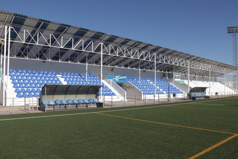 Conoce Castilla-La Mancha-El campo de juego municipal 'José Camacho' de Manzanares presume de nuevos asientos