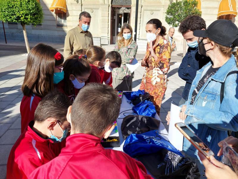 Conoce Castilla-La Mancha-Los ‘Bastones blancos’ de la ONCE sensibilizan sobre discapacidad visual en la movilidad por ciudad