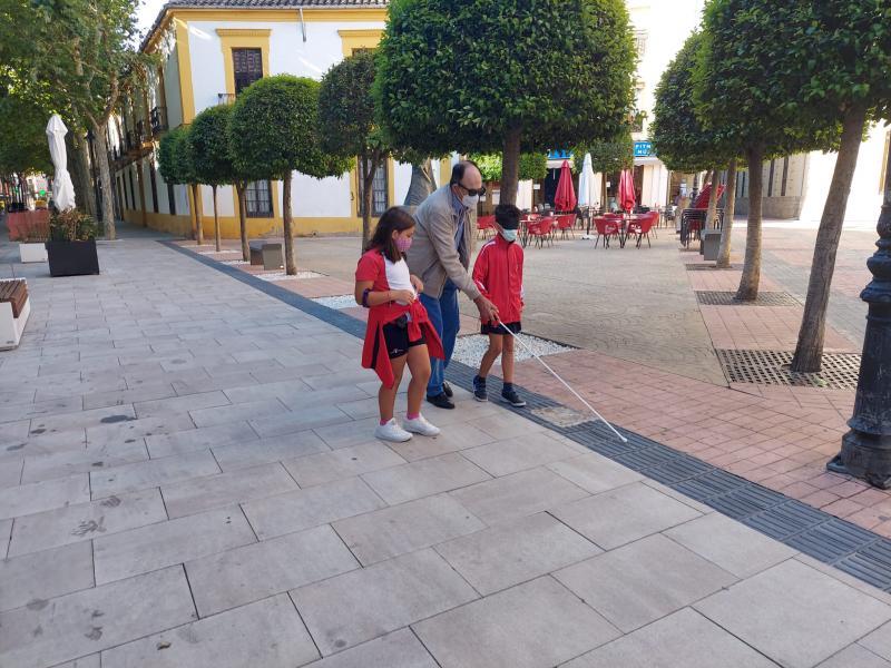 Conoce Castilla-La Mancha-Los ‘Bastones blancos’ de la ONCE sensibilizan sobre discapacidad visual en la movilidad por ciudad