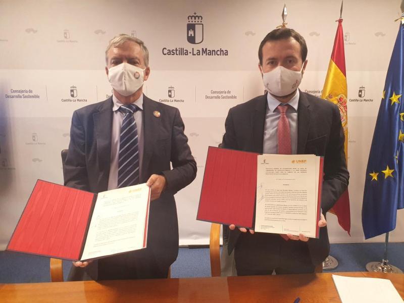 Conoce Castilla-La Mancha-Castilla-La Mancha firma un protocolo con la UNEF para reforzar la instalación de plantas fotovoltaicas