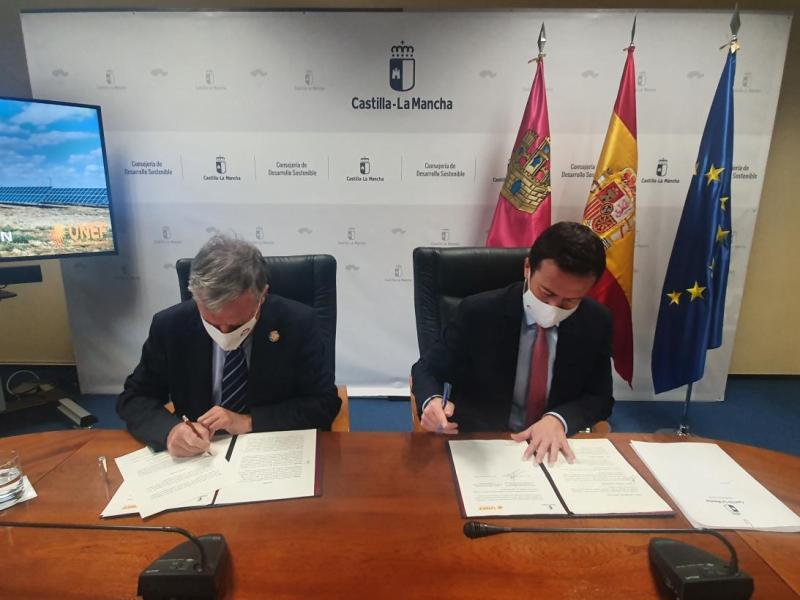 Conoce Castilla-La Mancha-Castilla-La Mancha firma un protocolo con la UNEF para reforzar la instalación de plantas fotovoltaicas