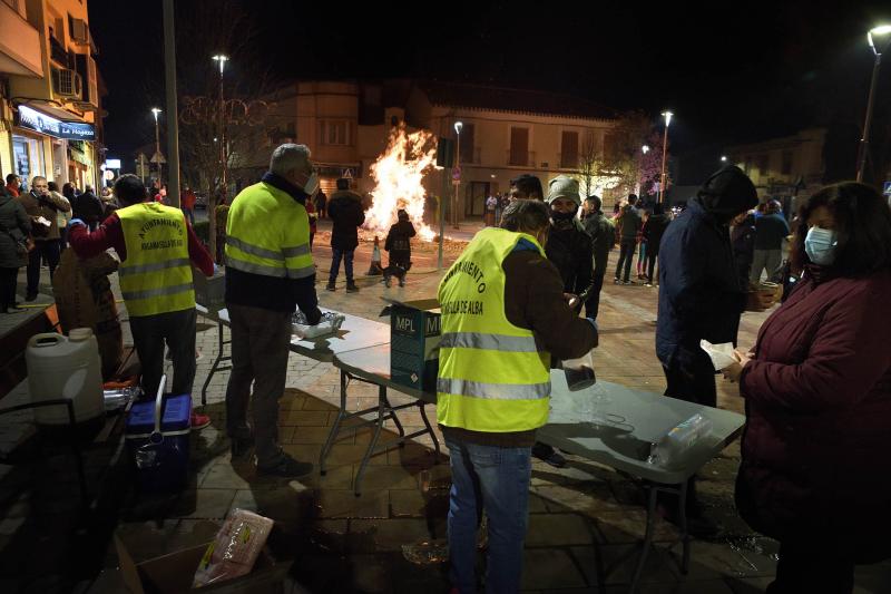 Conoce Castilla-La Mancha-Las hogueras volvieron a dar calor en la fría noche de la víspera de San Antón en Argamasilla de Alba