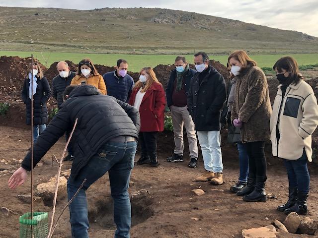 Conoce Castilla-La Mancha-La JCCM Visita la tercera necrópolis de la Edad del Hierro del yacimiento arqueológico de Alarcos
