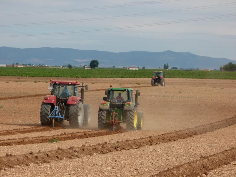 Conoce Castilla-La Mancha-​​​​​​​FERCAM convoca el IX Concurso Nacional de Arada con Tractor en Manzanares