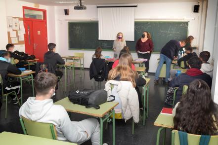 Conoce Castilla-La Mancha-El Centro de la Mujer de Argamasilla de Alba informa a alumnos de Bachillerato sobre explotación sexual