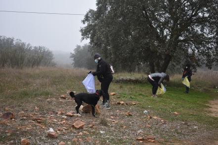 Conoce Castilla-La Mancha-Gran afluencia en la II Jornada medioambiental de recogida de basura en ‘La Atalaya’